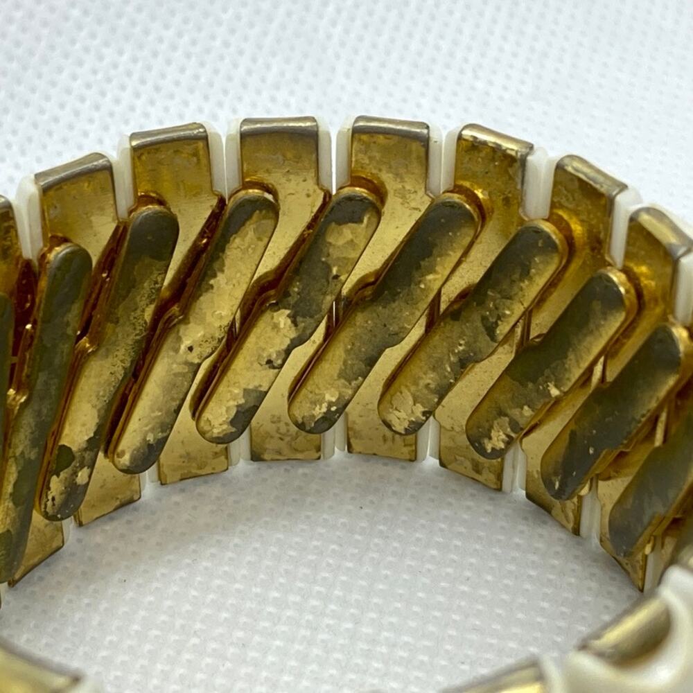 Vintage Bracelet White Plastic Lucite Ribbed Bracelet with Gold Inside - Picture 3 of 7